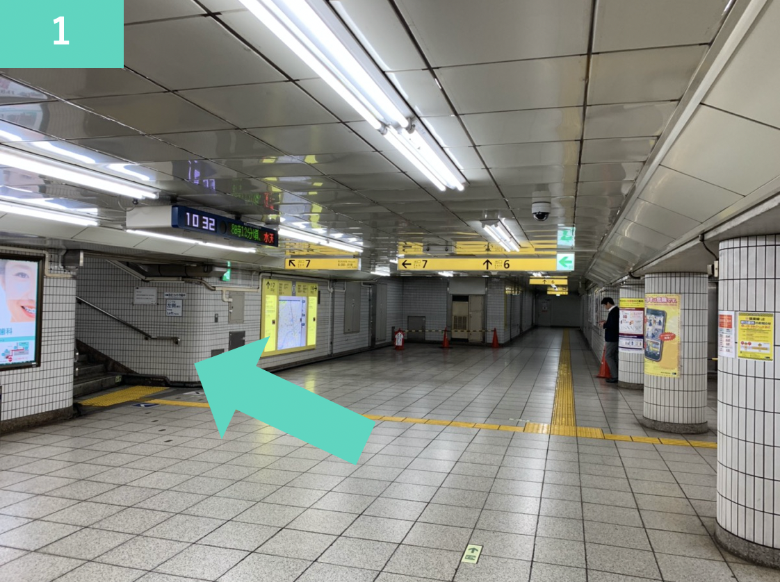 改札口を出て左側にある7番出口の階段を上がります。※JR山手線と西武新宿線の乗り換え口とは反対側の出口です