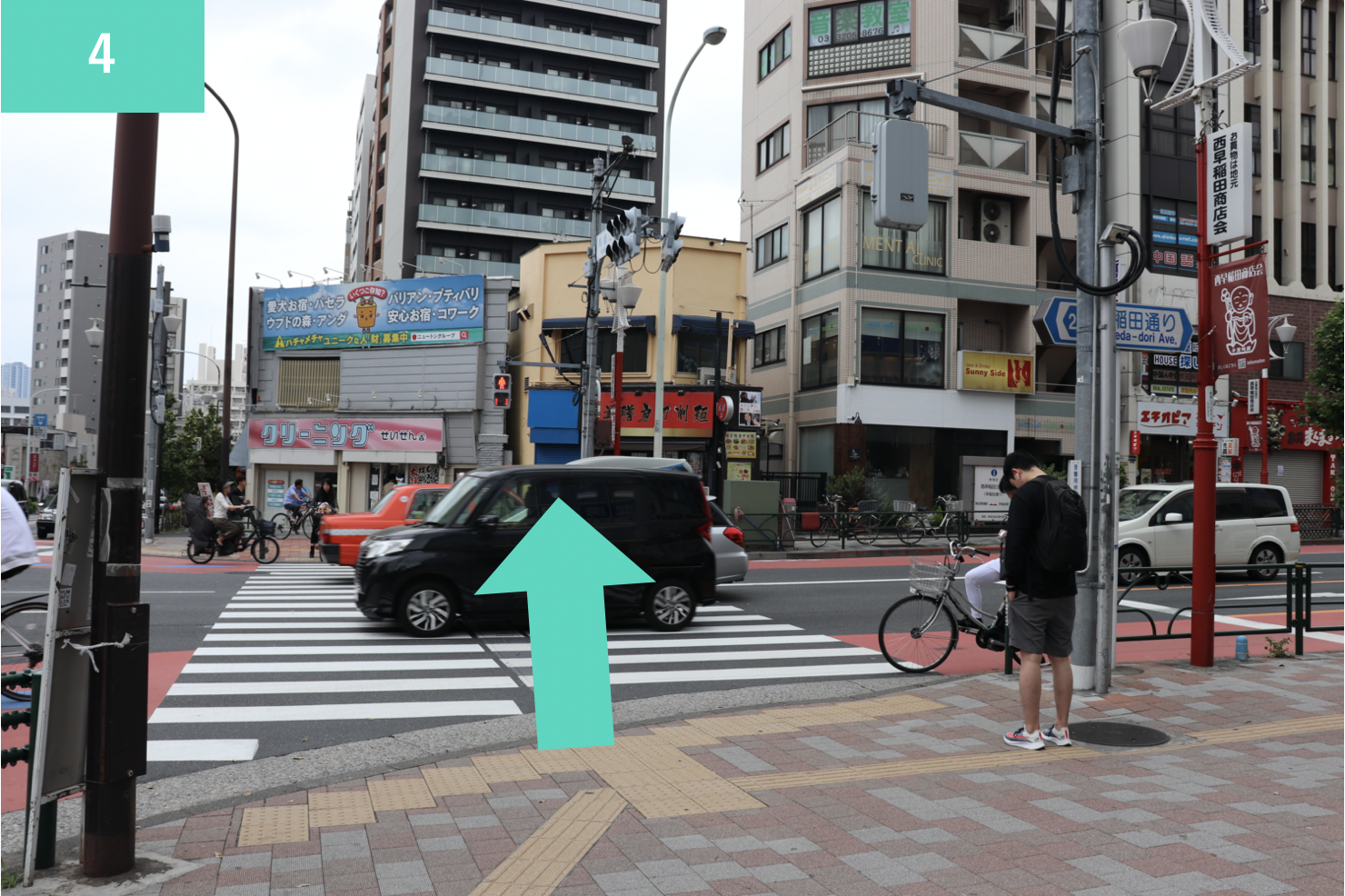 馬場口交差点（早稲田通りとの交差点）の横断歩道をクリーニング屋さん側に渡ります