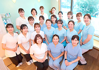 歯科医師も全員女性、ママさん歯科医師も活躍